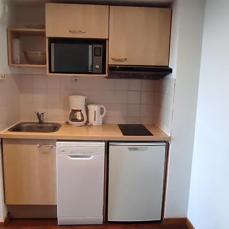 Calme A Besse, 5 Pers, Parking Et Piscine - Fr-1-814-173 Apartman
